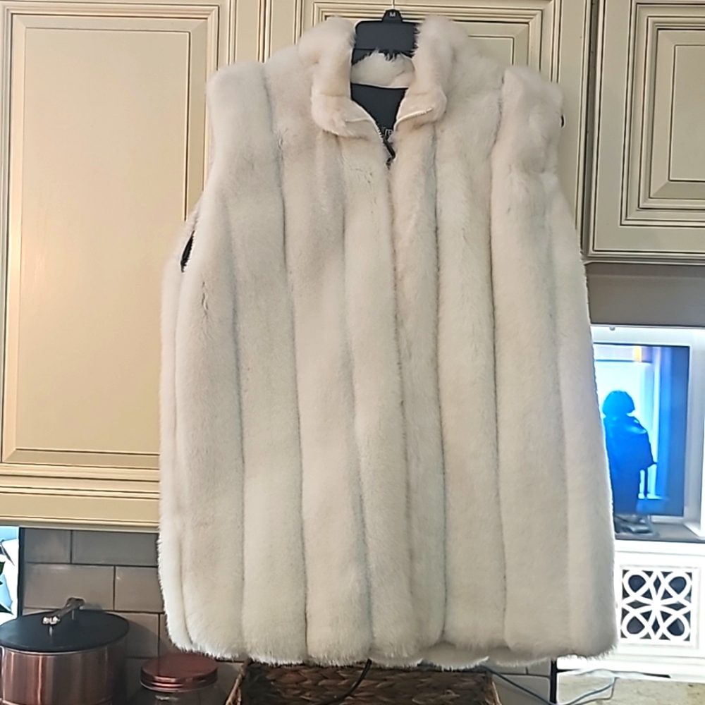 STUNNING LIKE NEW FAUX FUR CREAM/WHITE VEST